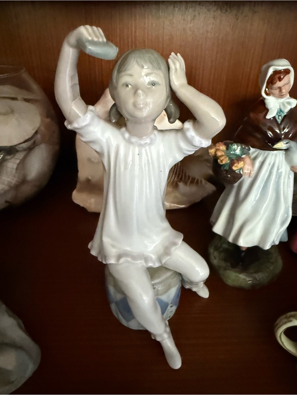 Lladro Porcelain girl shampooing White Finish
